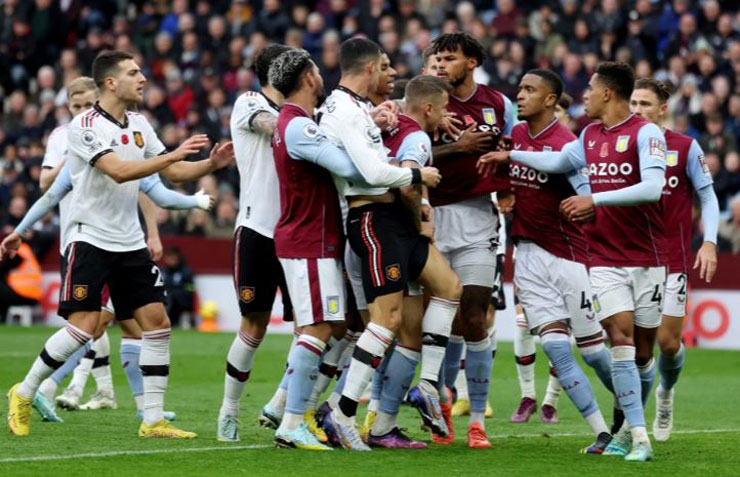 Nhiều cầu thủ Aston Villa cùng&nbsp;MU đã phải lao vào can ngăn Mings và Ronaldo hỗn chiến