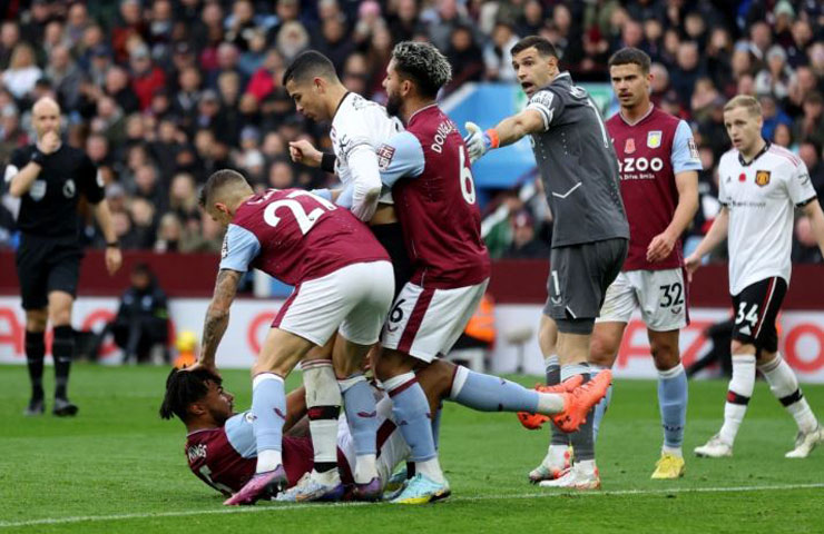 Ronaldo xô xát sao Aston Villa: Fan chê CR7, khuyên làm đô vật - 2