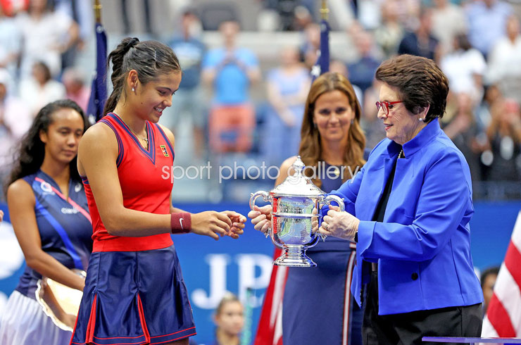 Billie Jean King chính là người đã trao cúp vô địch đơn nữ US Open 2021 cho Emma Raducanu