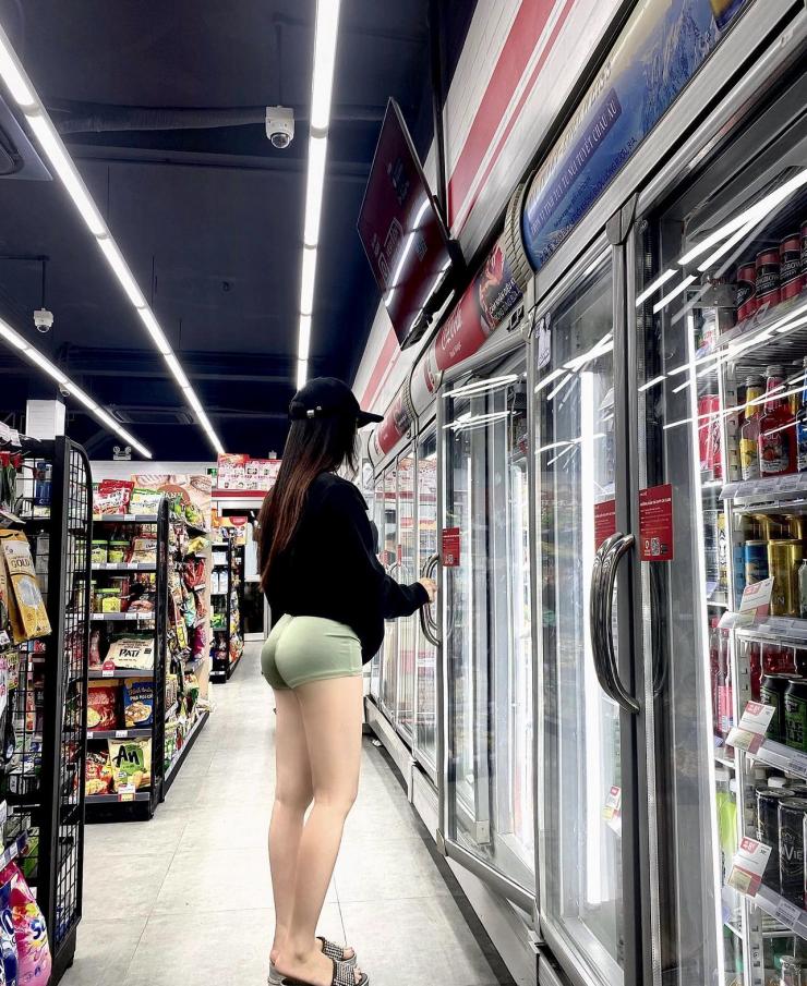 Chiêu che chắn chống phô khi mặc quần tập đi siêu thị của &#34;nữ hoàng phòng gym&#34; Việt - hình ảnh 11