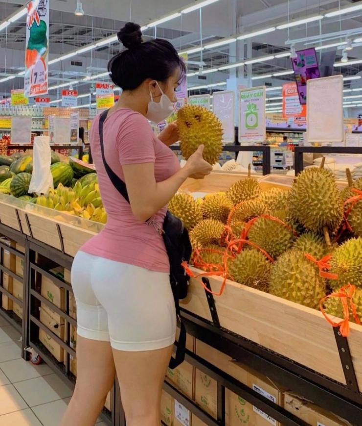Chiêu che chắn chống phô khi mặc quần tập đi siêu thị của &#34;nữ hoàng phòng gym&#34; Việt - hình ảnh 9