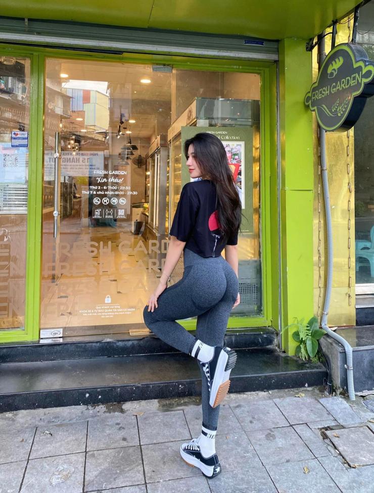 Chiêu che chắn chống phô khi mặc quần tập đi siêu thị của &#34;nữ hoàng phòng gym&#34; Việt - hình ảnh 6