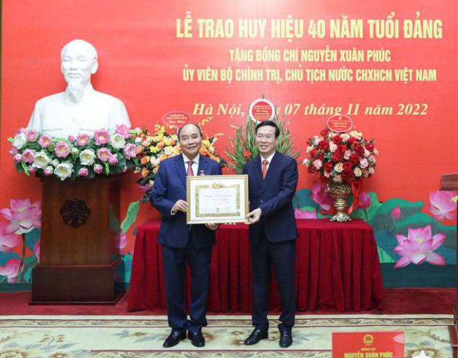 Trao Huy hiệu 40 năm tuổi Đảng tặng Chủ tịch nước Nguyễn Xuân Phúc - hình ảnh 1
