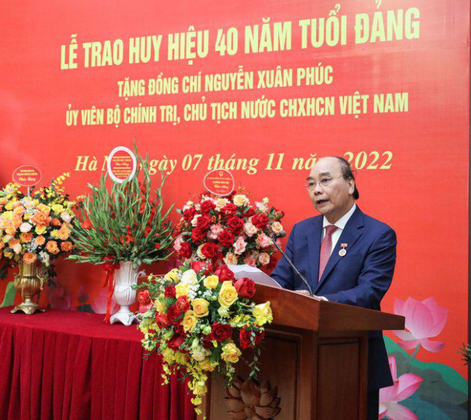Trao Huy hiệu 40 năm tuổi Đảng tặng Chủ tịch nước Nguyễn Xuân Phúc - hình ảnh 2