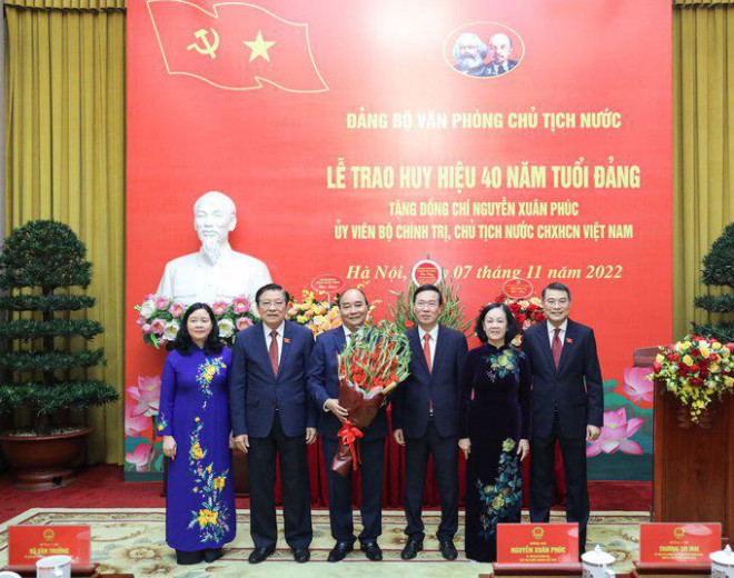Trao Huy hiệu 40 năm tuổi Đảng tặng Chủ tịch nước Nguyễn Xuân Phúc - hình ảnh 3