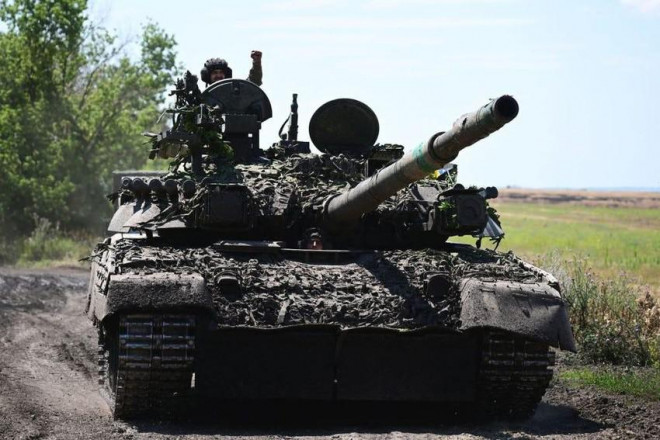 Binh sĩ Ukraine lái xe tăng T-72 ở miền Đông Ukraine hồi tháng 7. Ảnh: MIGUEL MEDINA/Getty Images