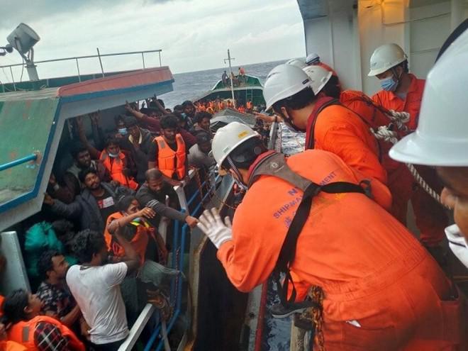 Hỗ trợ cứu nạn 303 người Sri Lanka gặp nạn trên vùng biển Việt Nam - hình ảnh 1