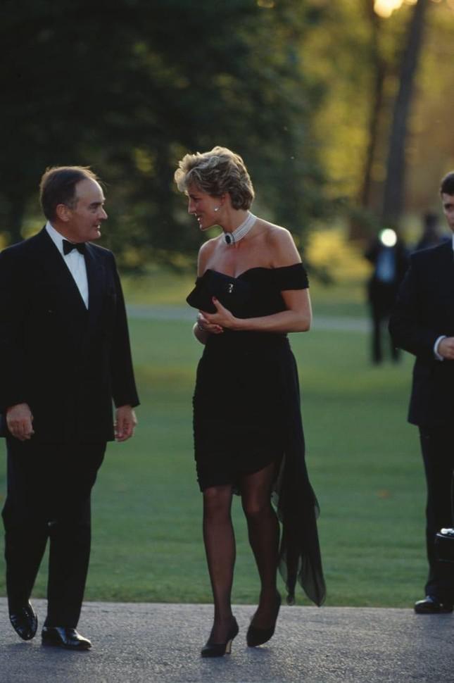 Chiếc váy báo thù của Công nương Diana đang trở lại - hình ảnh 1