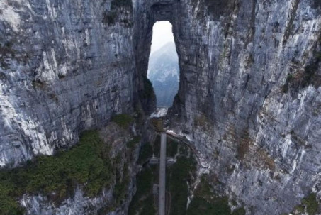 Chiêm ngưỡng hang động xuyên núi tự nhiên cao nhất thế giới, được mệnh danh là “cửa ngõ lên trời”