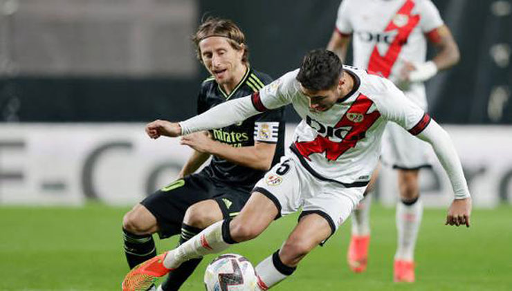 Real Madrid thua sốc Rayo Vallecano 2-3 và đánh mất ngôi đầu bảng La Liga vào tay Barcelona