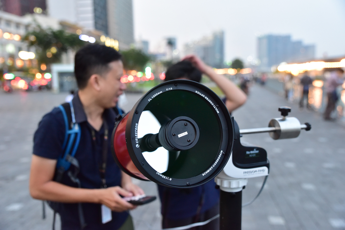 “Kính càng to càng nhìn rõ và sáng hơn nhưng với thời tiết TP.HCM hiện tại trời khá mù nên khả năng nhìn rõ sẽ không chắc chắn. Khi mắt thường thấy trăng thì mới điều chỉnh được kính để quan sát”, anh Tuấn cho biết.