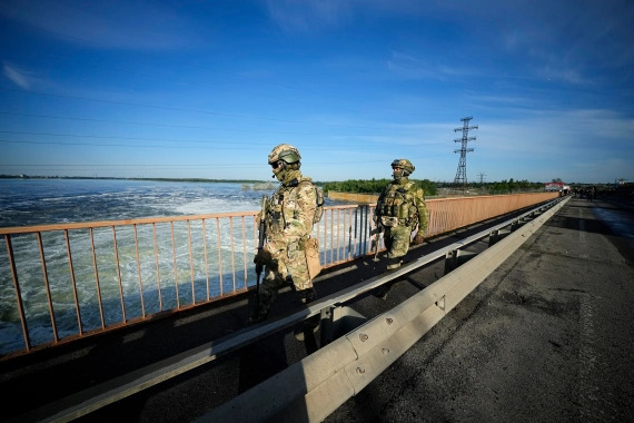 Binh sĩ Nga canh gác ở Kherson (ảnh: CNN)