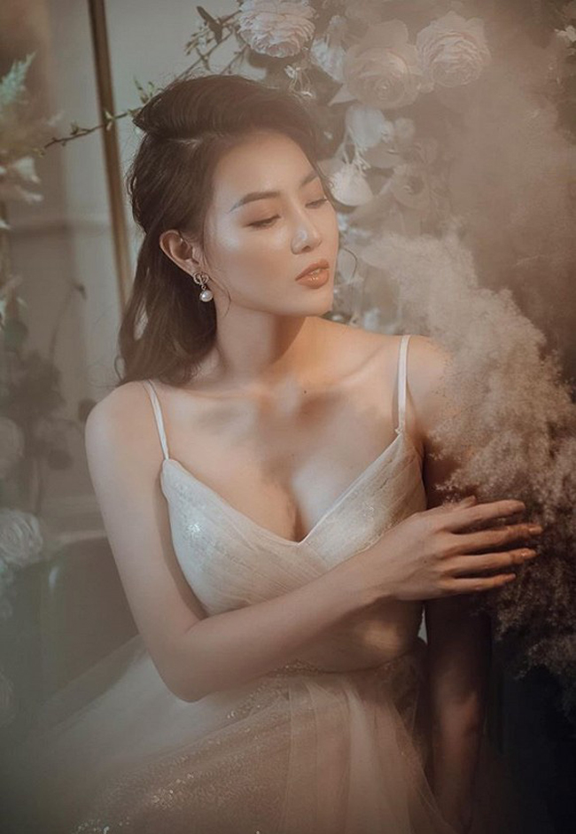 Thanh Hương cũng chuộng những mẫu mốt tôn được lợi thế vòng một sexy trong đời thường.
