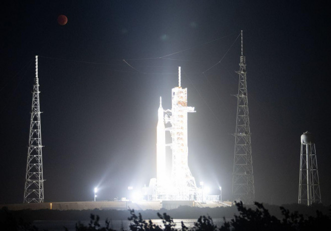 Trăng máu nhìn từ Trung tâm Vũ trụ Kenedy của NASA (Florida - Mỹ) - Ảnh: NASA