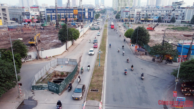 Cận cảnh những lô cốt án ngữ cả một tuyến phố ở Hà Nội - hình ảnh 1