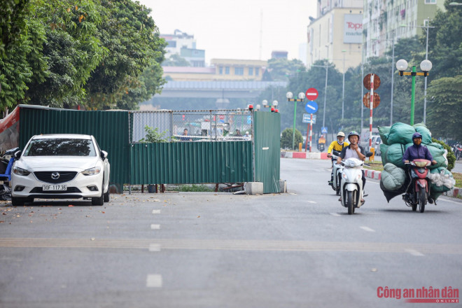 Cận cảnh những lô cốt án ngữ cả một tuyến phố ở Hà Nội - hình ảnh 6