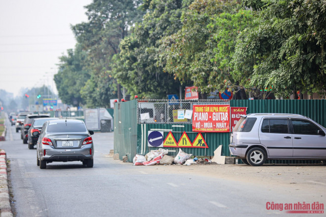 Cận cảnh những lô cốt án ngữ cả một tuyến phố ở Hà Nội - hình ảnh 9