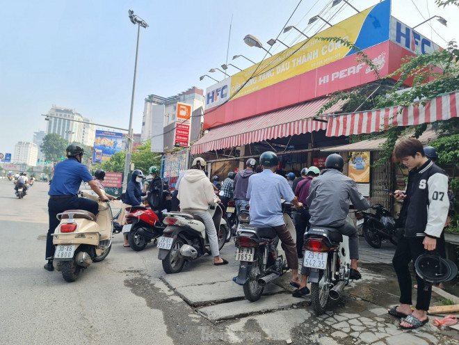 Tương tự, cửa hàng xăng dầu Thành Công cũng của công ty này có 3 cột bơm nhưng chỉ có một người bơm xăng