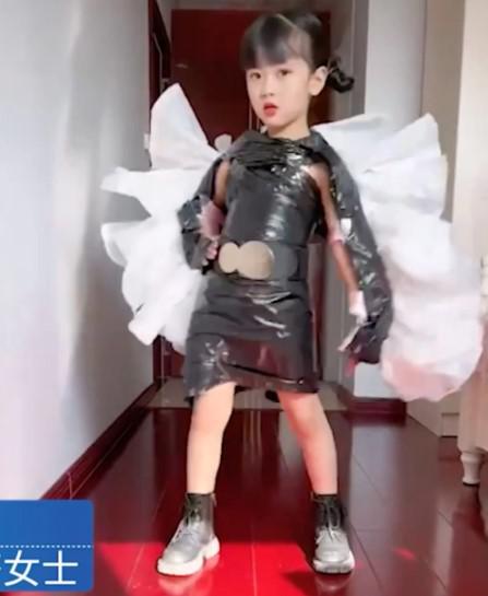 Bà mẹ hô biến túi nhựa tái chế thành trang phục tuyệt đẹp cho con gái - hình ảnh 3