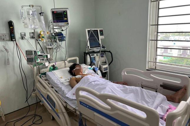 Một bệnh nhân ngộ độc rượu nằm cấp cứu tại Bệnh viện Đa khoa tỉnh Kiên Giang.
