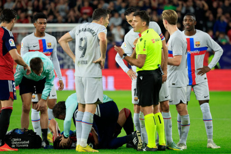Tranh cãi Lewandowski thẻ đỏ, Pique bị vạ lây: Trọng tài có nặng tay với Barca?