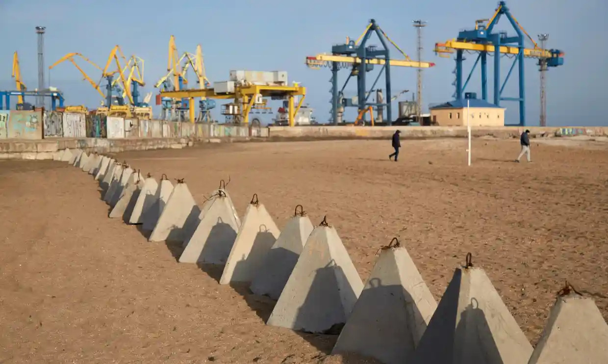 Phòng tuyến “răng rồng” của quân đội Nga ở Mariupol (ảnh: Guardian)