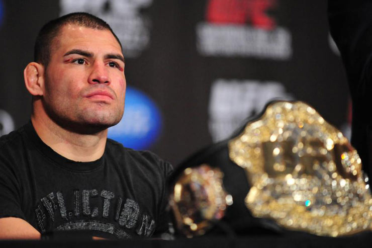 Cựu vô địch hạng nặng UFC Cain Velasquez giết người nhưng vẫn được tại ngoại sau khi bạo chi 1 triệu USD