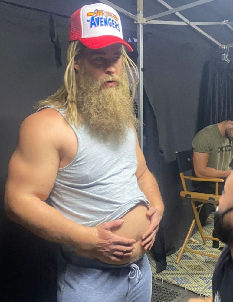 Thử tưởng tượng xem Thần Sấm Chris Hemsworth quyến rũ&nbsp;mà hóa thành "dad bod" thì sẽ thế nào nhỉ???&nbsp;