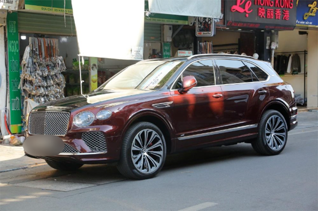 Chiếc siêu xe&nbsp;Bentley Bentayga màu đỏ mận mà Chủ tịch Hà Nội FC&nbsp;yêu thích. Qua tìm hiểu, giá xe&nbsp;Bentley Bentayga V8 First Edition&nbsp;trên 21 tỷ đồng đã bao gồm các tùy chọn đi kèm cho xe nhưng chưa tính chi phí lăn bánh.
