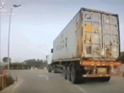 Ô tô - Clip: Hú vía xe container vào cua quá nhanh bị nghiêng suýt lật