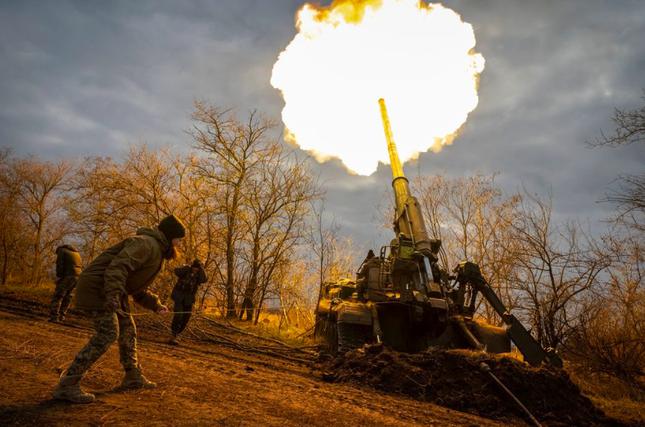 Lính Ukraine sử dụng pháo tự hành 2S7 Pion