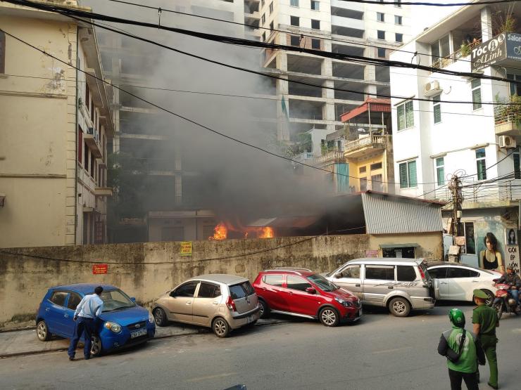 Ô tô bốc cháy ngùn ngụt trong khuôn viên Sở Văn hoá và Thể thao Hà Nội