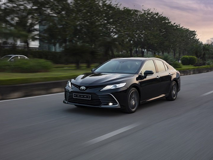 Giá xe Toyota Camry niêm yết và lăn bánh tháng 11/2022