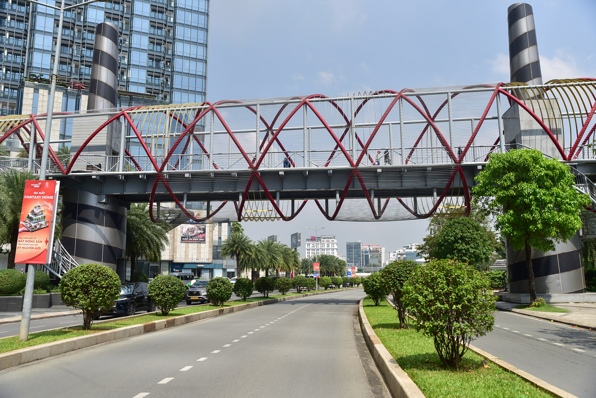 Hai cầu bộ hành được thiết kế hiện đại, tiện lợi, nơi đây được nhiều người lựa chọn để vui chơi, ngắm cảnh…Hiện tại, tuyến đường xe cộ di chuyển thông thoáng.