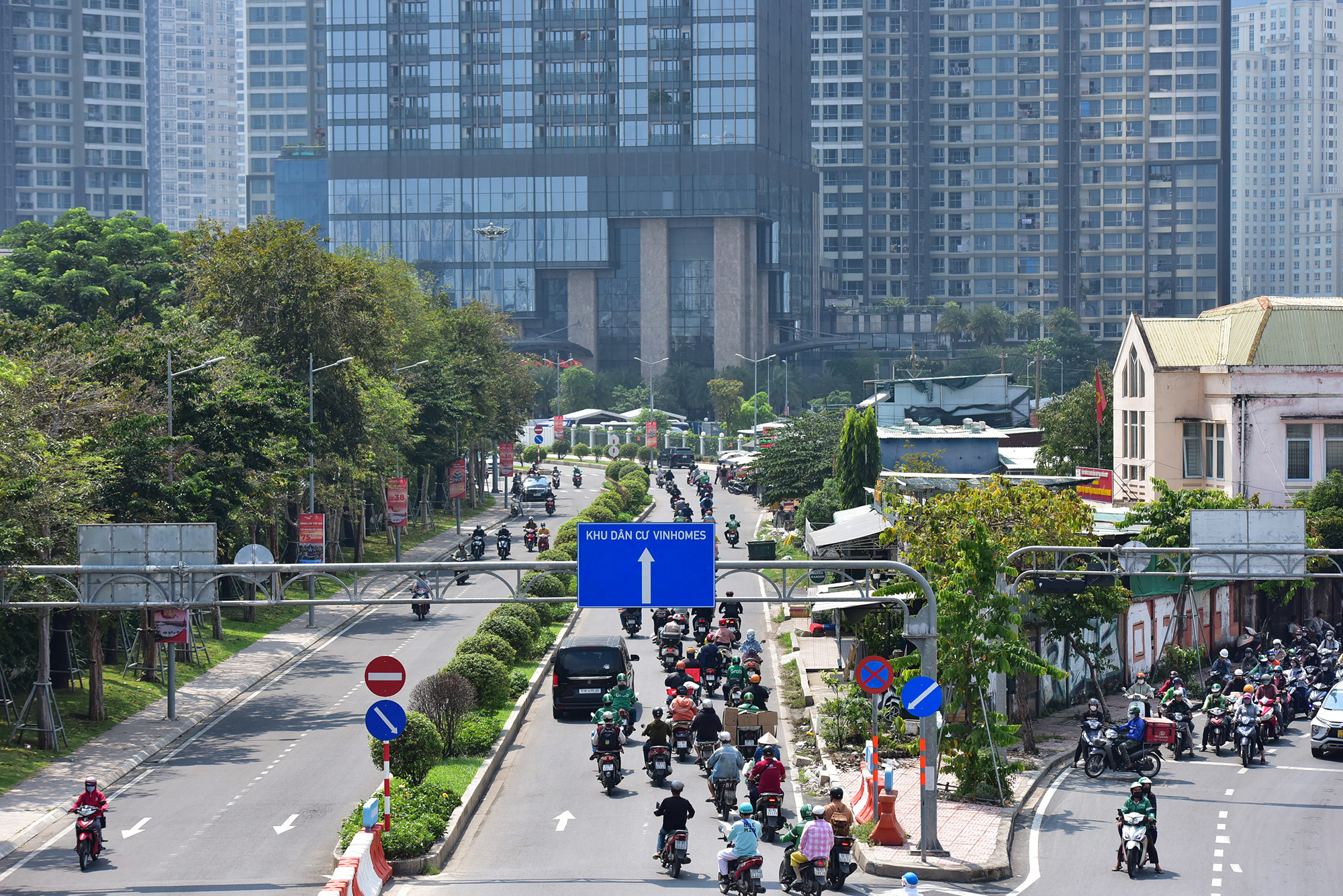 Đoạn gần cầu Sài Gòn hiện chỉ được xây dựng 4 làn xe, đang chịu áp lực giao thông lớn khi cầu vượt Nguyễn Hữu Cảnh dừng lưu thông.