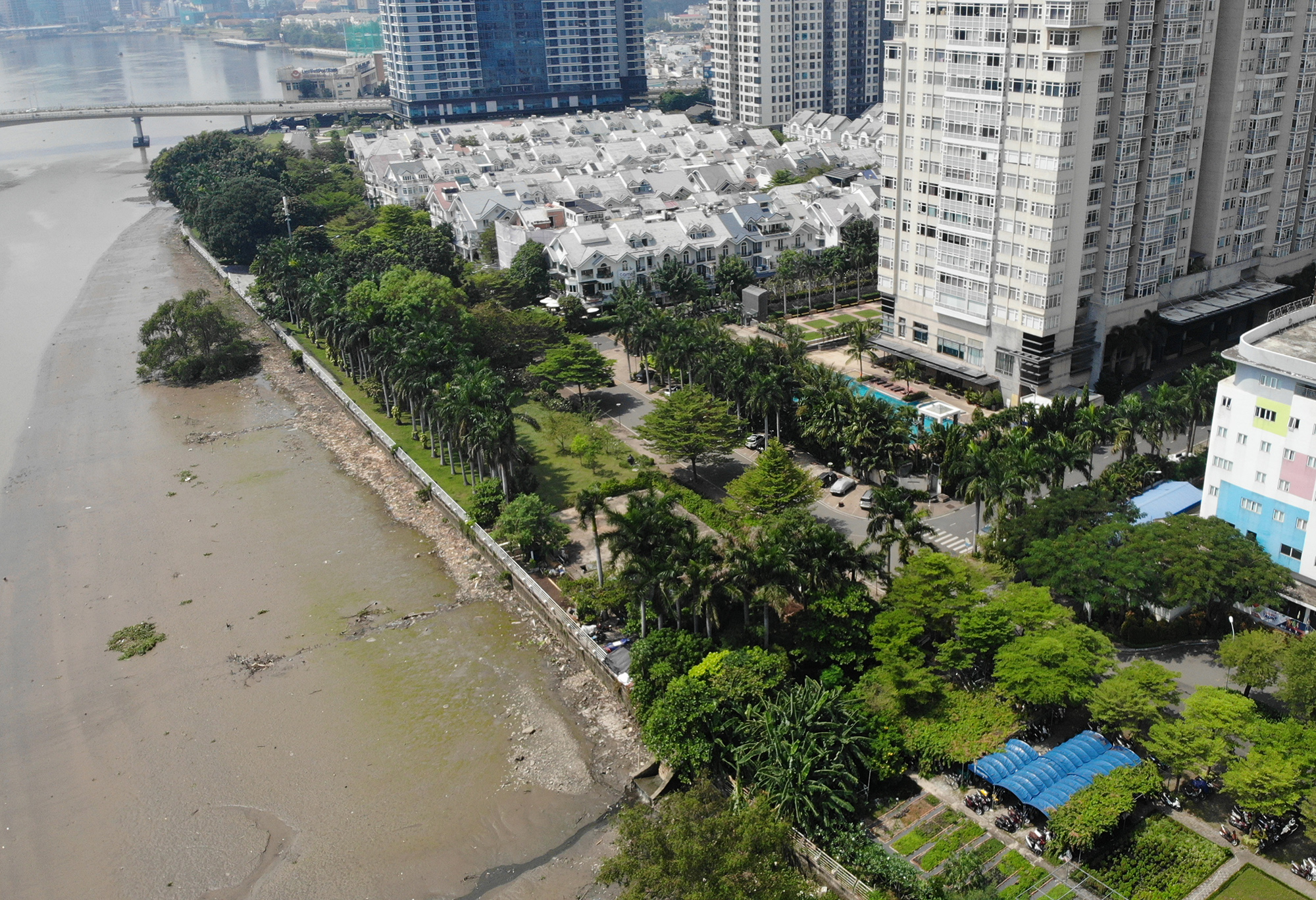 Đoạn qua công viên nội khu Saigon Pearl có nhiều mảng xanh khá rộng nằm bên sông Sài Gòn, thu hút người dân vui chơi, tập thể dục.