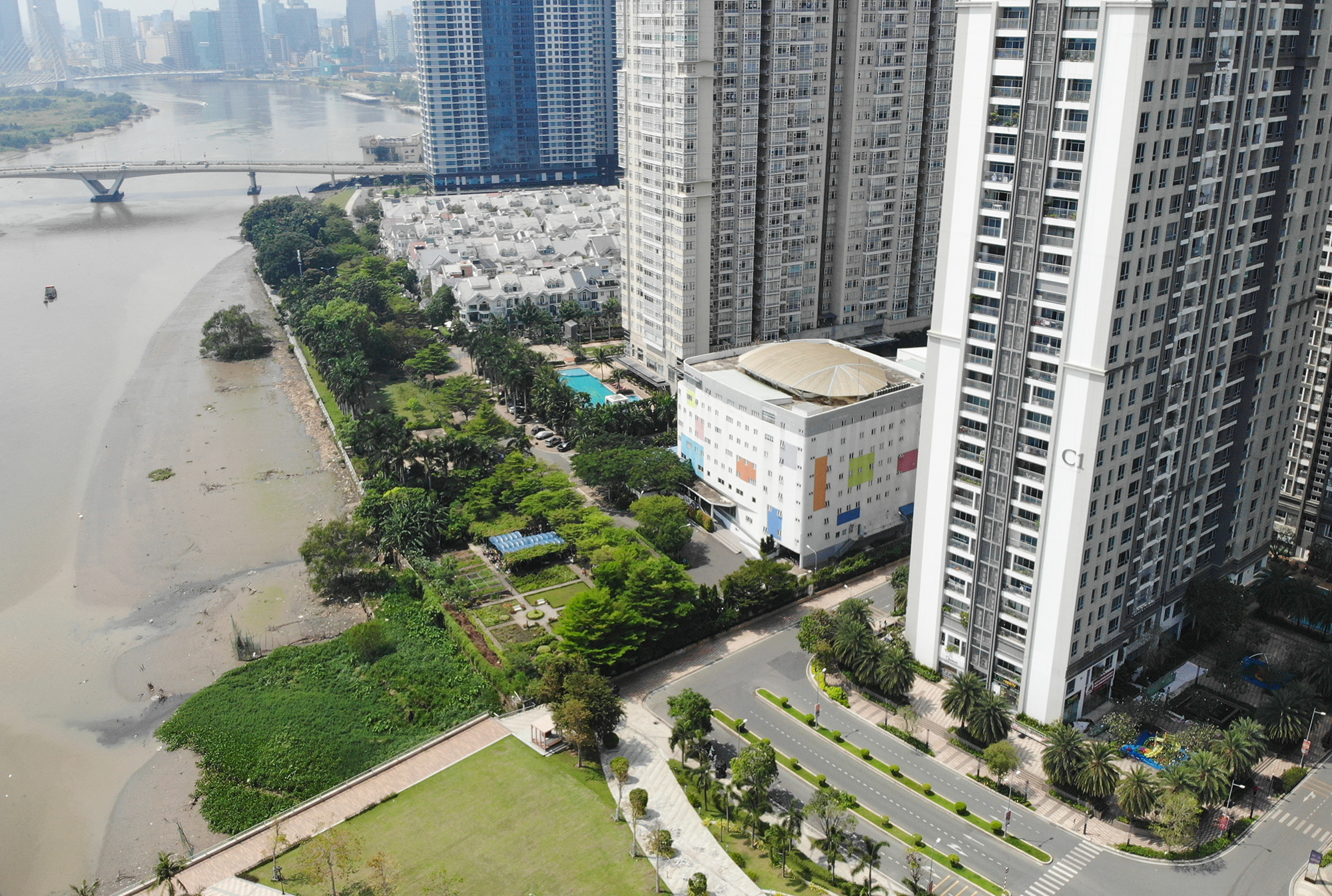 Tuy nhiên, tuyến đường ven sông này không được thông tuyến toàn bộ do bị ngăn cách giữa hai khu đô thị bằng một bức tường.