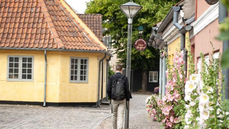 Ghé thăm nhà của Hans Christian Andersen: Hans Christian Andersen được sinh ra ở thị trấn Odense, ông là một trong những tác giả truyện cổ tích được yêu thích nhất thế giới với những tác phẩm như Nàng tiên cá và Công chúa tuyết...
