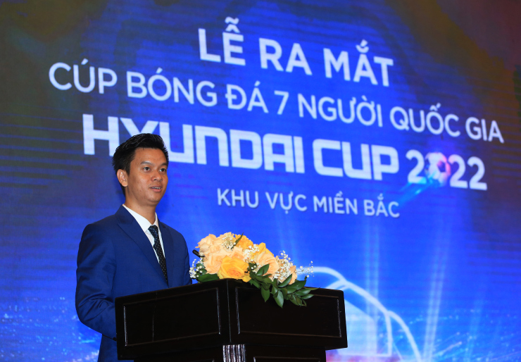 Ông Phạm Ngọc Tuấn, Tổng giám đốc Công ty cổ phần bóng đá Việt (VietFootball), thông báo lễ ra mắt Cúp bóng đá 7 người khu vực miền Bắc sáng 11/11. Ảnh BTC