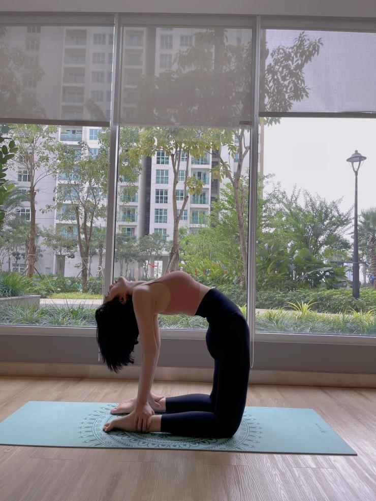 Ngoài tập gym để siết eo, nở hậu, Huỳnh Tiên tập thêm yoga để dáng dẻo dai. 
