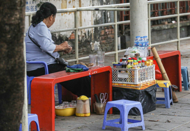 Tại đây, người bán sử dụng cả khu vực ghế ngồi để đựng thùng hàng, nước uống.