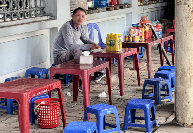 Trong ảnh hàng quán ngang nhiên bủa vây điểm trung chuyển xe buýt, trông phản cảm