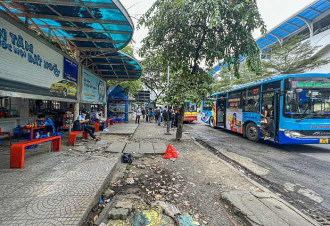 Khu vực điểm trung chuyển xe buýt ngay cạnh Trường Đại học GTVT cũng bị hàng quán bủa vây. Bên trong khu vực nhà chờ, hộ kinh doanh kê cả dãy bàn, ghế dài cho khách hàng ăn uống. Nhiều người sau khi xuống xe buýt đành đứng chờ.