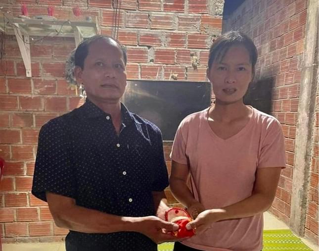 Nữ công nhân Nguyễn Thị Tuyên trao tận tay số vàng cho người đánh rơi. Ảnh: N.H