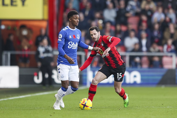 Everton (áo xanh) thua tan nát trước Bournemouth (áo sọc đỏ đen)