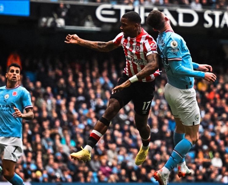 Brentford khiến Man City trải qua hiệp 1 "toát mồ hôi"