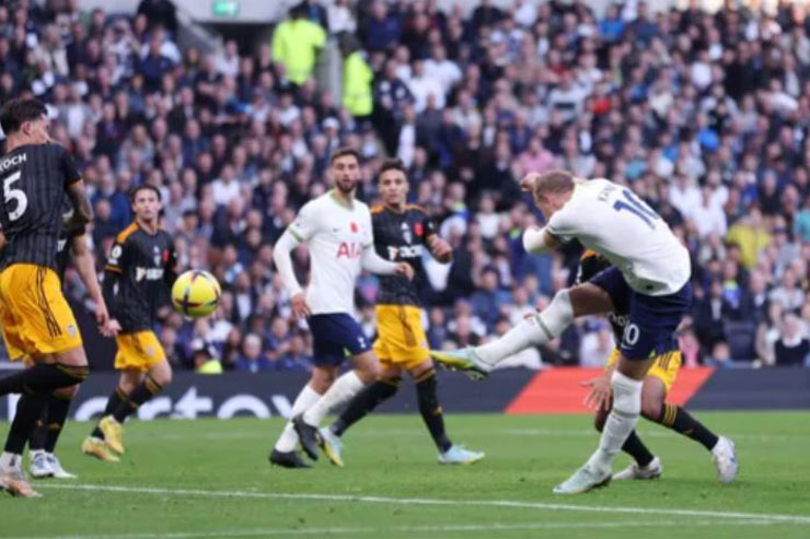 Harry Kane ra chân dứt điểm hiểm hóc gỡ hòa cho Tottenham