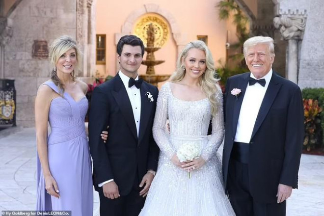 Tiffany Trump và Michael Boulous (giữa) chụp hình cùng cựu Tổng thống Donald Trump (phải) và bà Marla Maples. Ảnh: Daily Mail