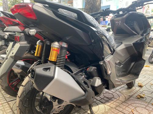 Mẫu xe tay ga nhập khẩu ADV 160 cc của hãng Honda có giá chênh lệch so với thị trường chính hãng đến 40 triệu đồng/chiếc