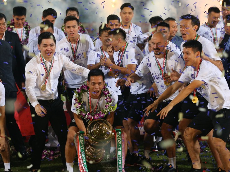 Chủ tịch và dàn sao Hà Nội ăn mừng danh hiệu vô địch V-League lịch sử